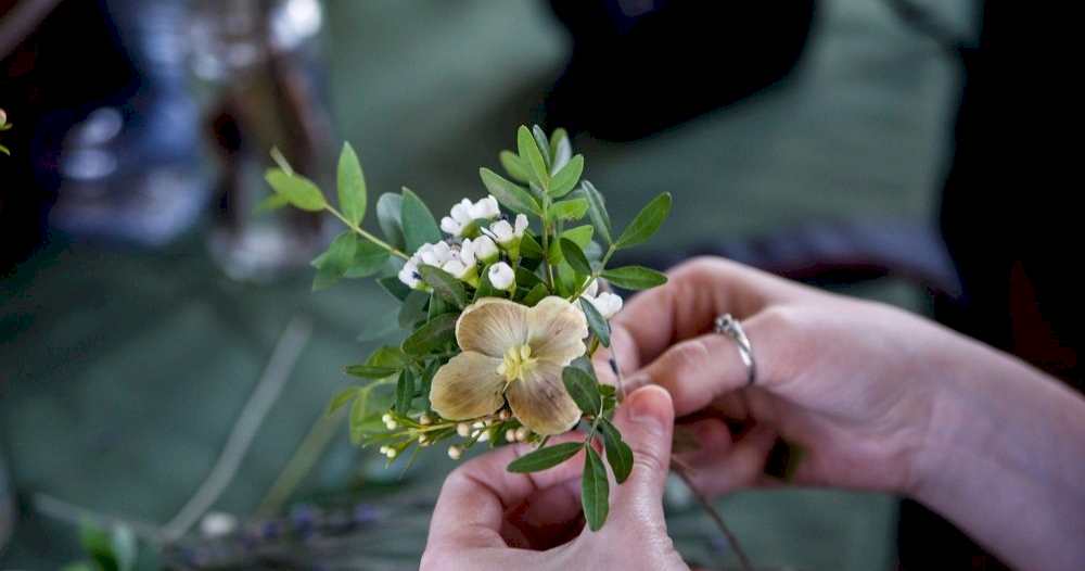 Аксессуары из живых цветов